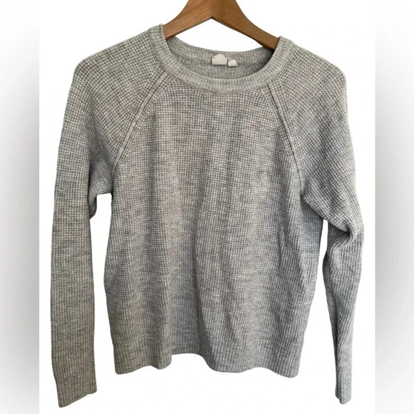 5/20$ Gap gray crop top  sweater size small - Picture 1 of 8